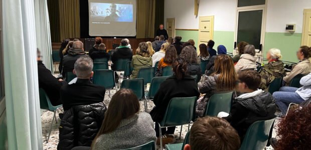 Una conferenza molto partecipata e sentita quella di venerdì 21 novembre a Camazzole, frazione di Carmignano di Brenta (PD), dove ho presentato il mio format aggiornato “Le Forze Nascoste del Digitale” a un pubblico di […]