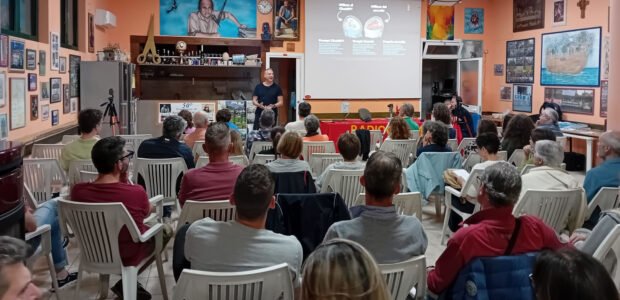 Se hai trovato utile questo articolo, condividilo sui tuoi profili social!Serata molto partecipata quella di venerdì 22 maggio organizzata da Le Vibrazioni del Sapere nella sede di Radio Gamma 5 a Campodarsego (PD). Introdotta da [&hellip;]