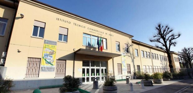 Mattinata piena quella di lunedì 23 febbraio con un ciclo di due incontri di due ore ciascuno con le classi seconde dell’Istituto Tecnico Economico “Ambrogio Fusinieri” di Vicenza, oltre 120 studenti tutti interessati ad approfondire il [&hellip;]