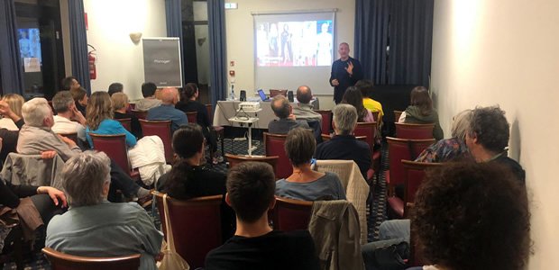 Se hai trovato utile questo articolo, condividilo sui tuoi profili social!Altra conferenza molto lunga e partecipata quella di venerdì 12 aprile 2024 presso l’Hotel Victoria a Vicenza, con numerosi spettatori che hanno riempito la sala […]