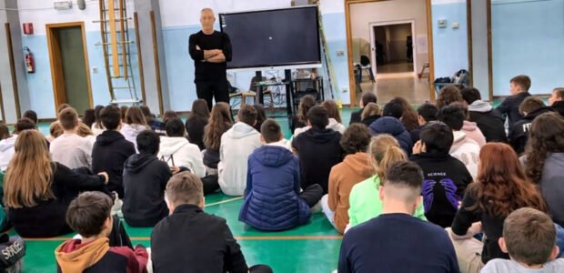 Se hai trovato utile questo articolo, condividilo sui tuoi profili social!Una palestra affollata da oltre un centinaio di studenti del secondo anno di scuola secondaria di primo livello in occasione della conferenza “Le Forze Nascoste [&hellip;]