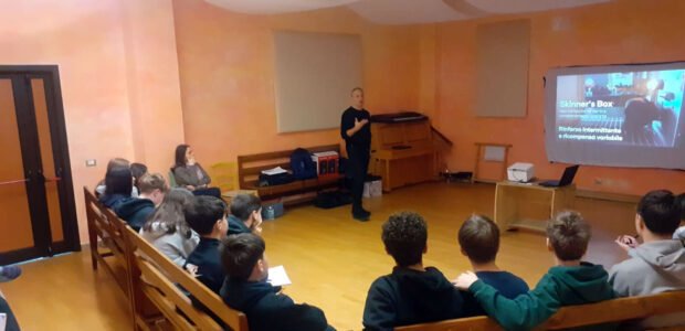 Lunedì 19 gennaio ho avuto l’enorme piacere di incontrare i ragazzi di VII e VIII classe (12-14 anni) della Scuola Libera di Lonigo (VI), istituto Waldorf riconosciuto dal Ministero dell’Istruzione e del Merito, ispirato al pensiero antroposofico con pedagogia [&hellip;]