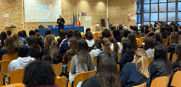 Se hai trovato utile questo articolo, condividilo sui tuoi profili social!Un incontro, quello di venerdì 24 aprile, che ha catturato l’interesse dei circa centocinquanta studenti nell’aula magna del Liceo Statale Duca degli Abruzzi di Treviso, [&hellip;]