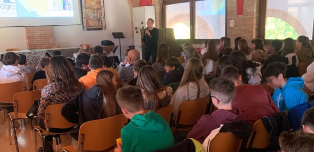 Se hai trovato utile questo articolo, condividilo sui tuoi profili social!Una domenica pomeriggio diversa dal solito, ma assolutamente gratificante, passata a spiegare quali forze si nascondono nella tecnologia digitale a oltre centocinquanta ragazzi dai 12 […]