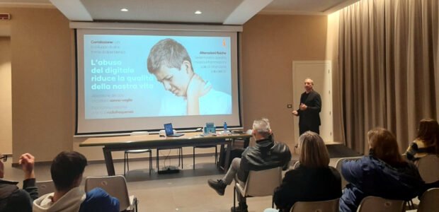 Se hai trovato utile questo articolo, condividilo sui tuoi profili social!Un emozionante ritorno a Sovizzo presso l’associazione Filandart quello di venerdì 24 ottobre, davanti a numerosi spettatori interessati ad approfondire la conoscenza delle forze nascoste […]