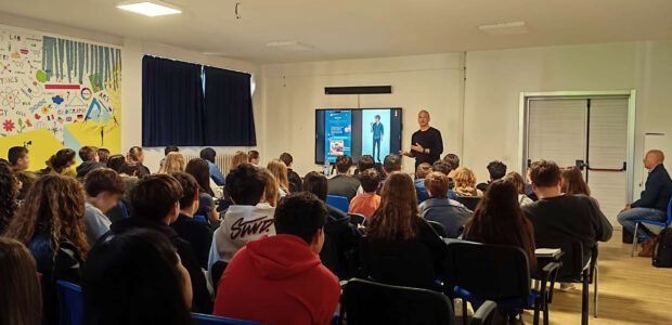 Dopo la conferenza nel Teatro Angelo Battelli di Macerata Feltria, il mini-tour nelle Marche è proseguito venerdì 15 maggio mattina con l’incontro con un centinaio di studenti e docenti della Scuola Secondaria di I Grado [&hellip;]