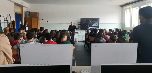 Dopo la conferenza nel Teatro Angelo Battelli di Macerata Feltria e l’incontro con un centinaio di studenti e docenti della Scuola Secondaria di I Grado “R. Sanzio” di Mercatino Conca (PU), il mini-tour delle Marche [&hellip;]